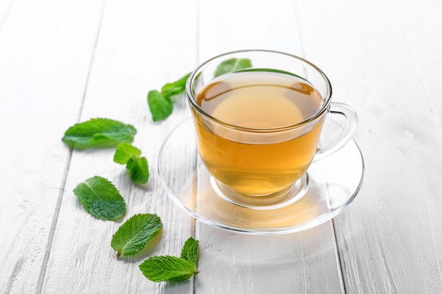 Tasse de thé à la menthe sur table en bois