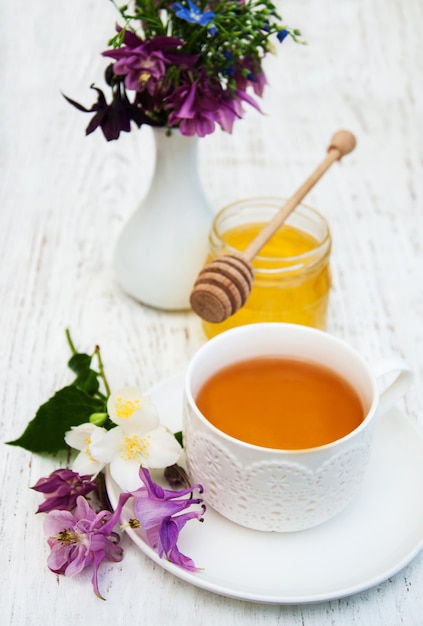 Tasse de thé, miel et fleurs