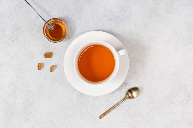 Une tasse de thé et de miel sur un plateau en bois Vue d'en haut