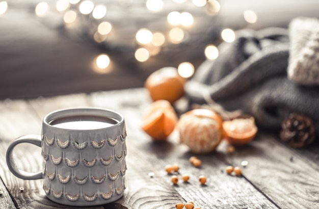 une tasse de thé de Noël confortable nature morte