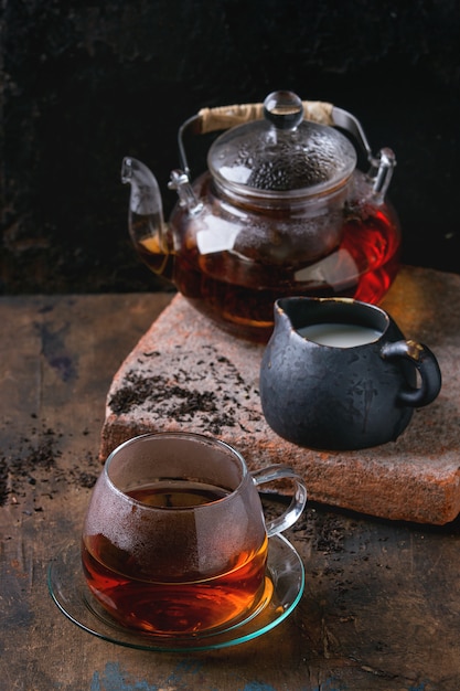 Tasse de thé noir au lait