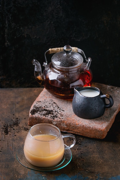 Tasse de thé noir au lait