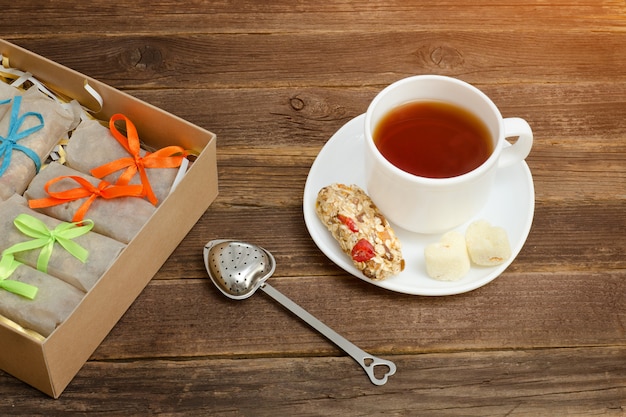 Tasse de thé noir, une barre de muesli et des boîtes à barres