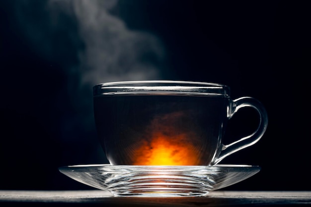 Photo une tasse de thé noir chaud