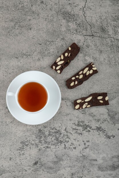 Tasse De Thé Noir Avec Des Craquelins Au Cacao Sur Table En Pierre.