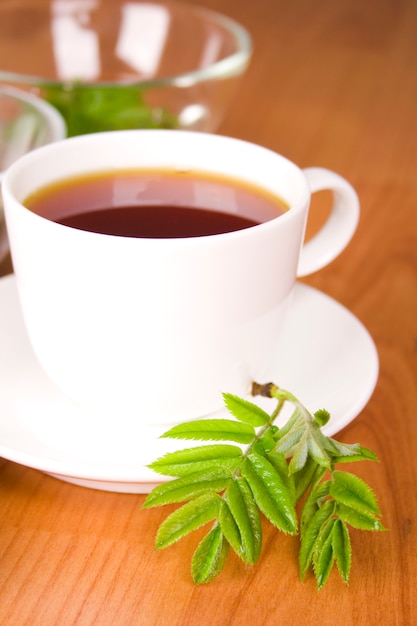 Tasse de thé noir avec des herbes