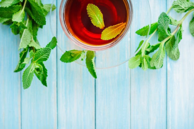 Tasse de thé noir à la menthe fraîche