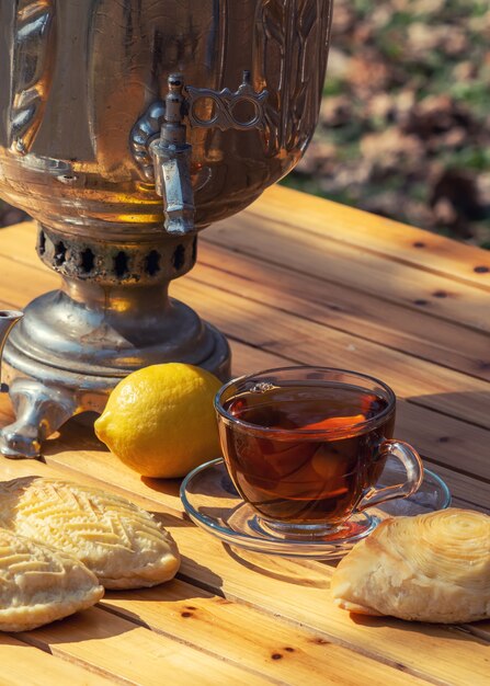 Tasse de thé noir parfumé sur une table dans le jardin