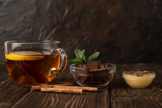 Une tasse de thé noir près du chocolat et du miel