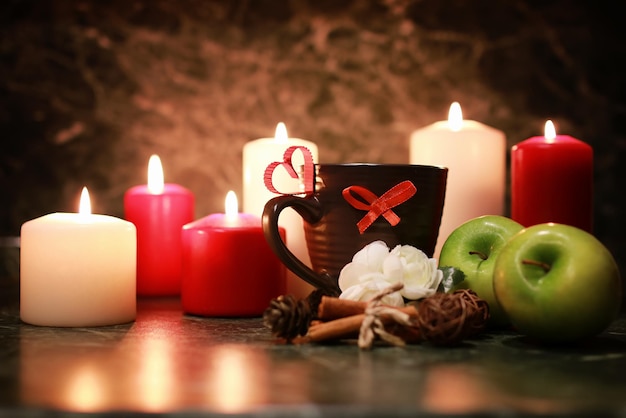 Tasse de thé de nuit avec bougie et pomme