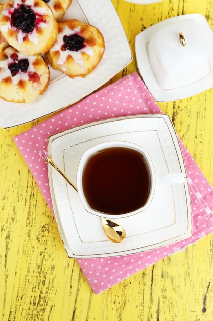 Tasse de thé avec des pâtisseries sucrées sur le gros plan de table