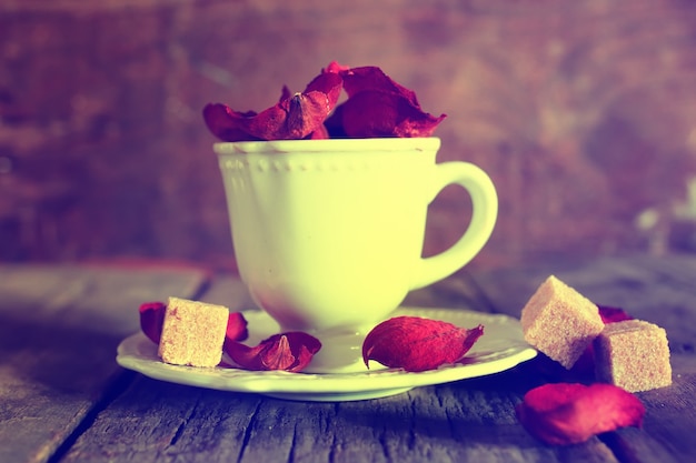 Tasse à thé photo tonique avec des morceaux de sucre