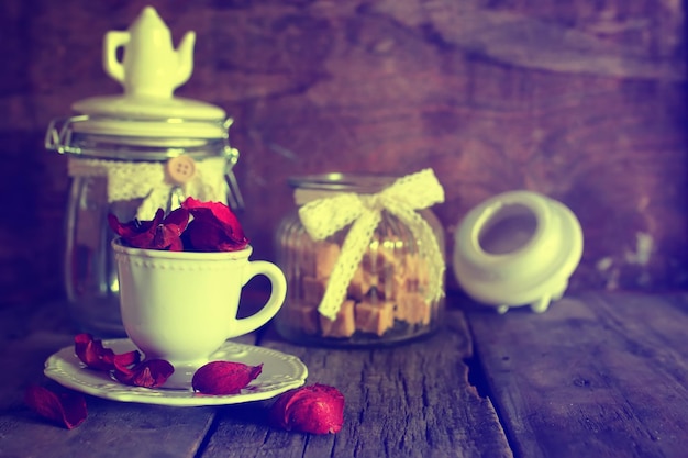 Tasse à thé photo tonique avec des morceaux de sucre