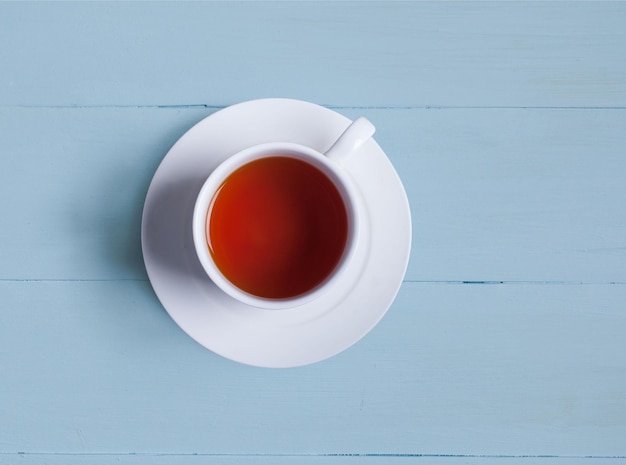 Une tasse de thé sur des planches bleu clair Vue d'en haut