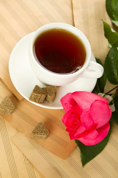 Une tasse de thé et de rose