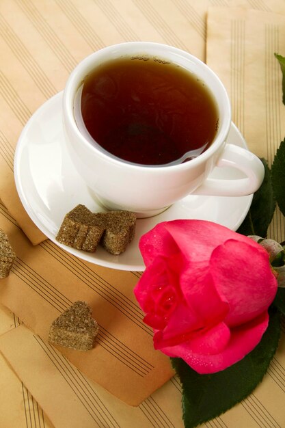 Une tasse de thé et de rose