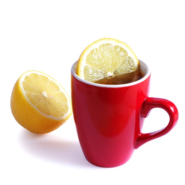 Tasse de thé rouge au citron sur blanc