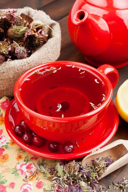 Photo tasse de thé rouge et théière herbes médicinales et citron