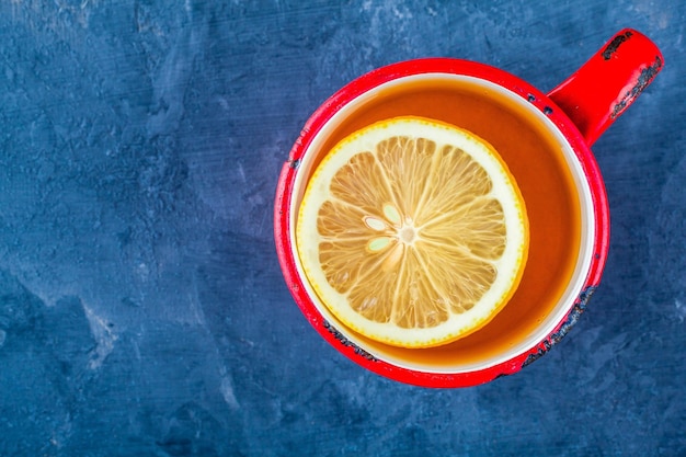 Tasse de thé rouge avec une tranche de vue de dessus de citron