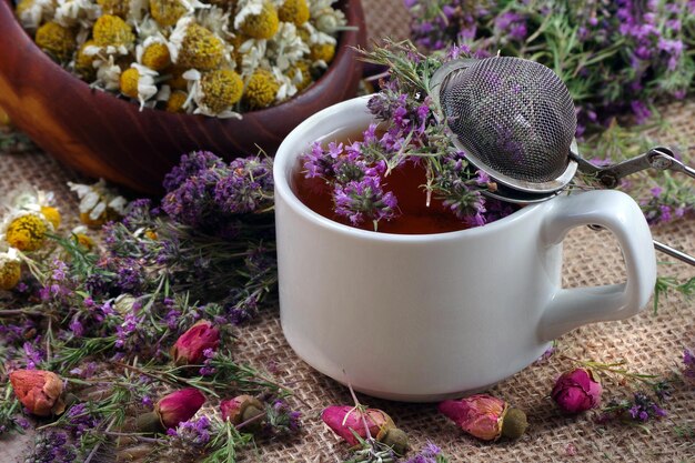 Une tasse de thé avec un sac de thé dedans.