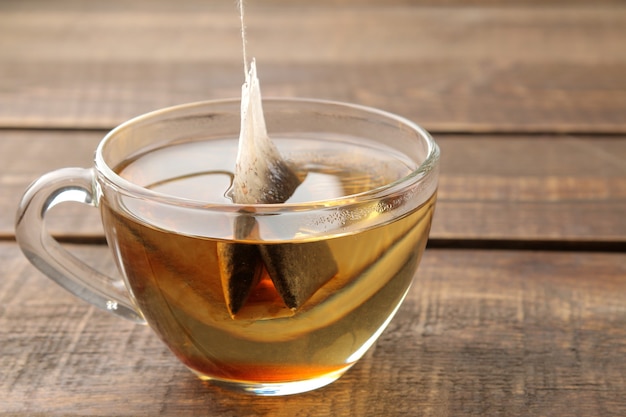 Tasse de thé avec des sachets de thé sur la table