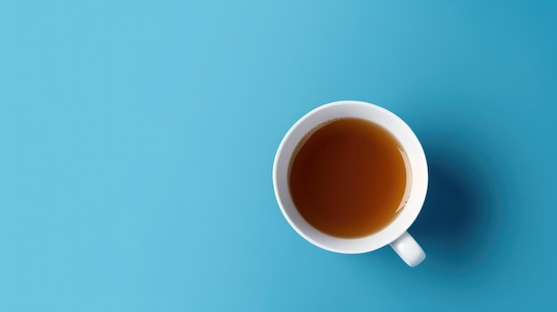 Une tasse de thé se trouve sur un fond bleu.