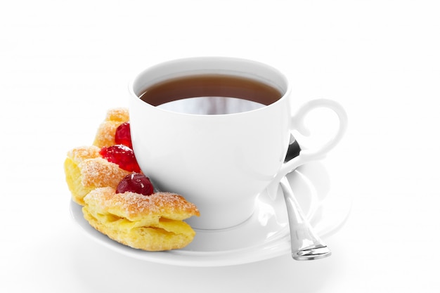 Tasse de thé sur une soucoupe et un gâteau