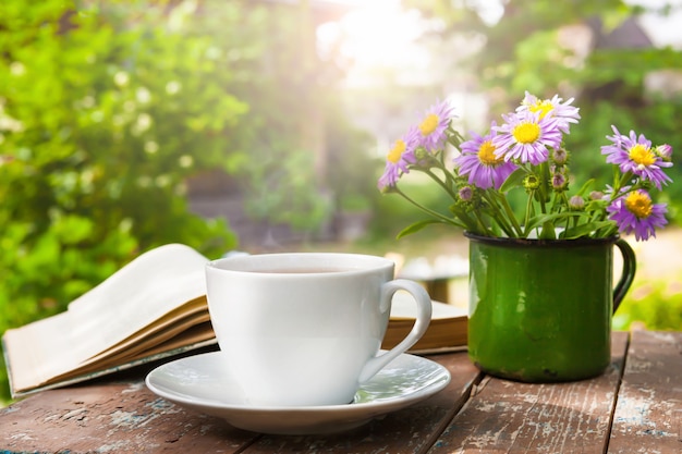 Une tasse de thé sur une table en bois sur fond de nature.