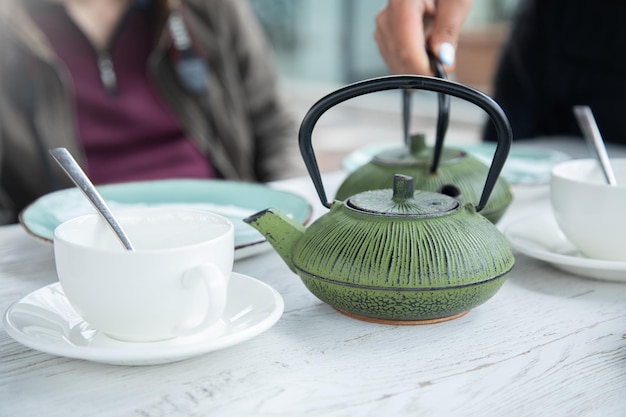 Tasse de thé sur la table en bois