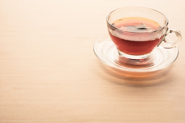 Une tasse de thé sur la table en bois