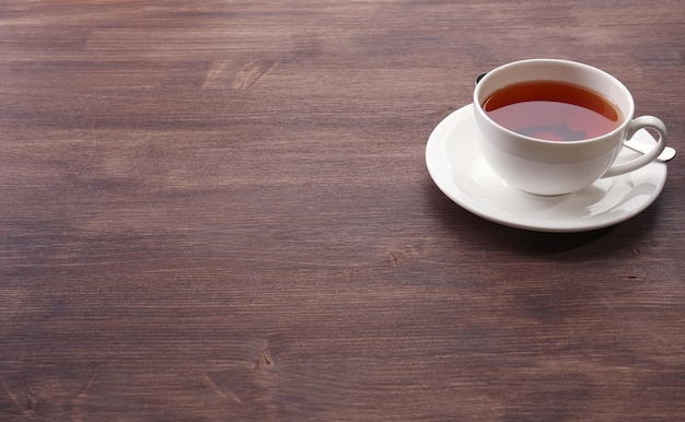 Tasse de thé sur la table en bois