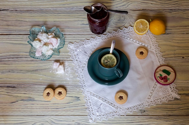 Une tasse de thé sur une table en bois