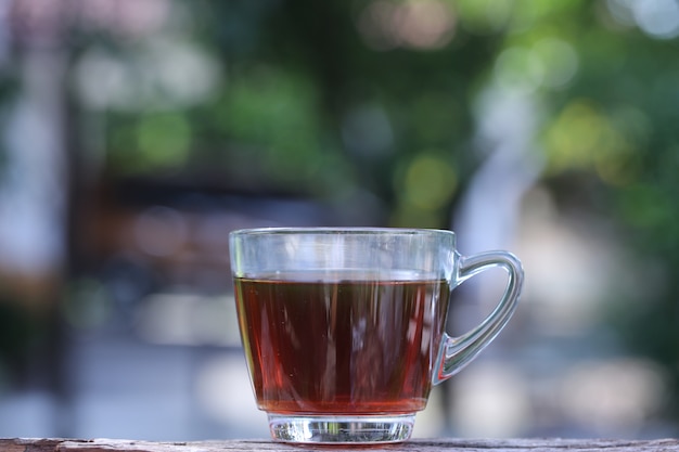 Une tasse de thé sur une table en bois