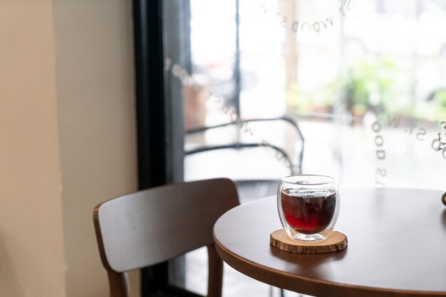 Photo une tasse de thé sur la table contre la fenêtre.