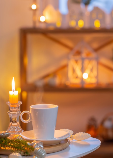 Tasse de thé sur table avec décorations blanches en intérieur blanc