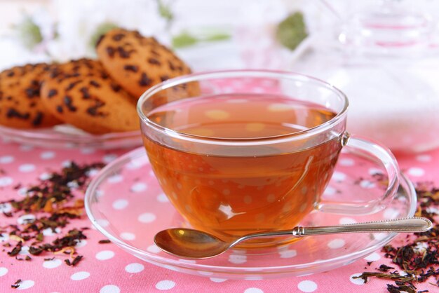 Tasse de thé sur table sur fond de mur de briques