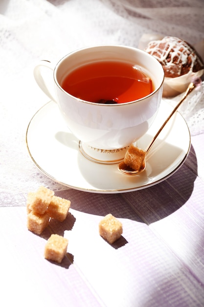 Tasse de thé sur table, gros plan