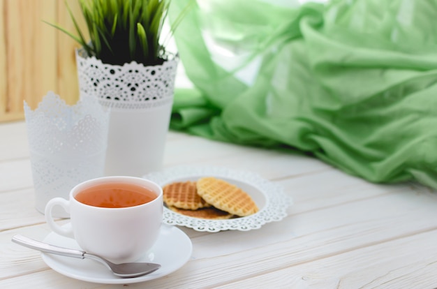 Tasse de thé sur une table joliment décorée