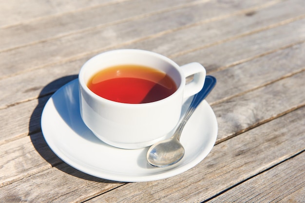 Une tasse de thé sur la table avec la mer à l'arrière-plan