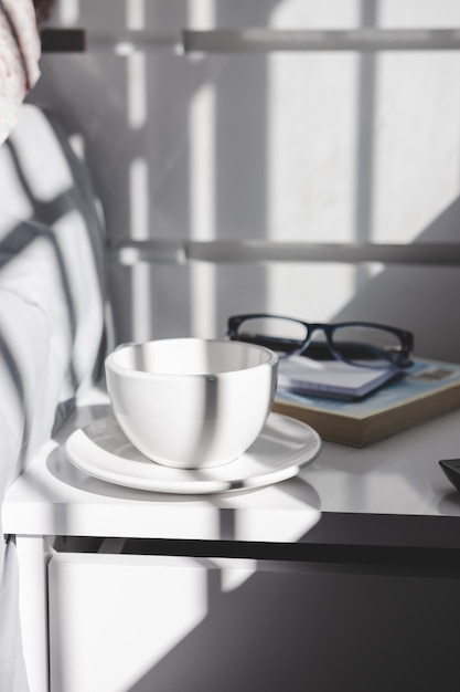 Tasse de thé sur la table de nuit. Mode de vie.