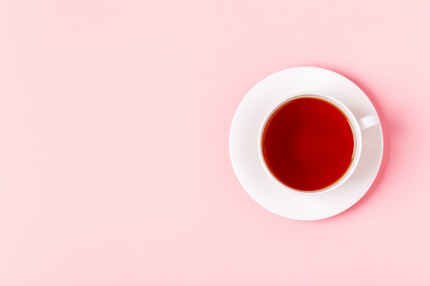 Tasse de thé sur une table pastel rose