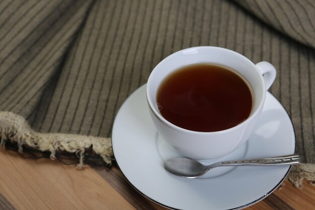 Une tasse de thé sur la table