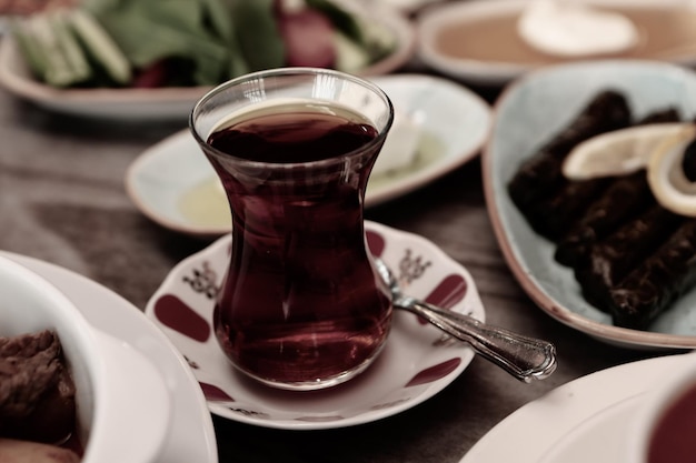 Une tasse de thé sur la table