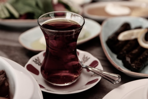 Une tasse de thé sur la table