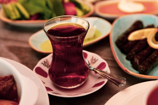 Une tasse de thé sur la table