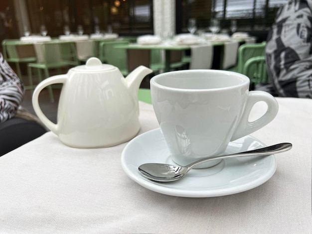 Tasse à thé avec théière dans un restaurant