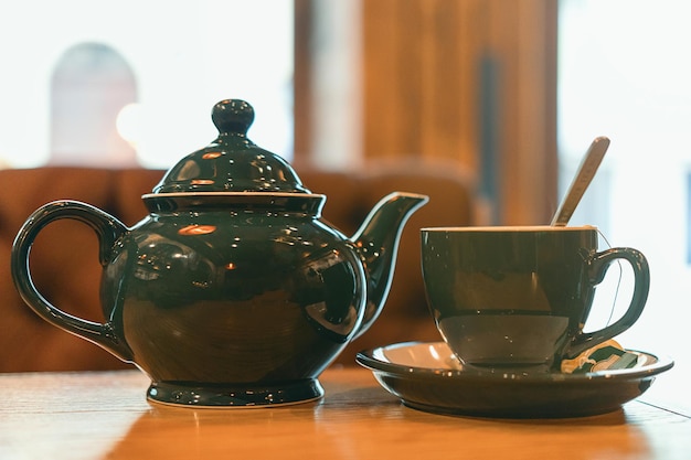 Tasse de thé avec théière sur la table au bar.