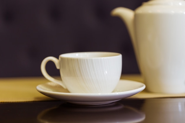 Tasse à thé et théière sur table. Petit déjeuner et cinq heures de thé. L'heure du thé.