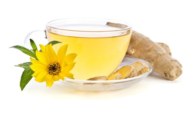 Tasse de thé avec des tranches de gingembre et fleur d'échinacée près de isolated on white