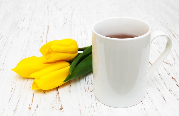 Tasse de thé et tulipes jaunes